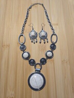 ⚜️Sedona Drama White Crackle Stone Medallion Statement Necklace Set